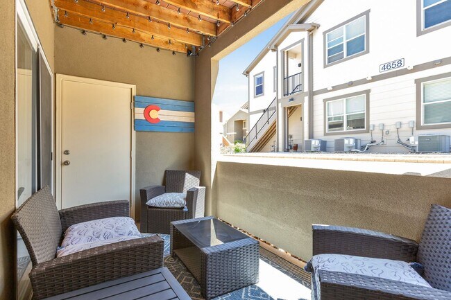 Building Photo - Updated 2 Bedroom, 2 Bath First Level Condo in Gated Community