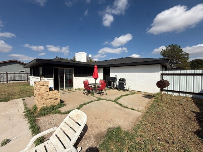 Building Photo - 1805 S Bryan Ave