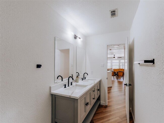 Building Photo - 2010 Carriage Club Dr