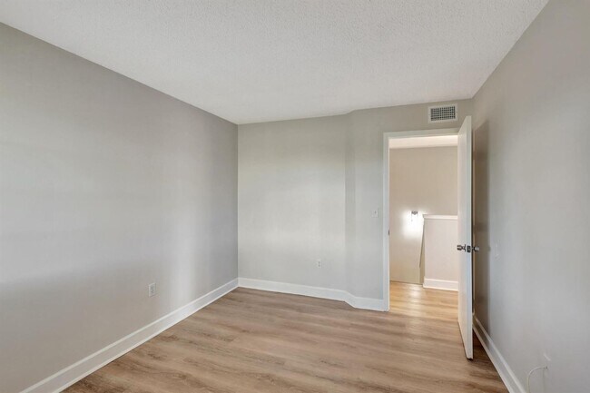 Building Photo - Spacious 3BR/2.5BA in Gated Milano Community
