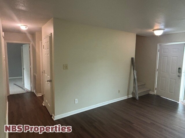 Building Photo - 7404 Foxglove Ln