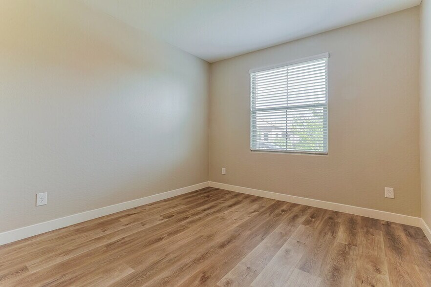 Building Photo - 289 W Tamarack Dr