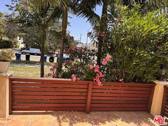 Building Photo - 1325 S Rimpau Blvd