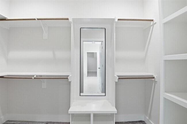 Building Photo - 727 S Victory Dr