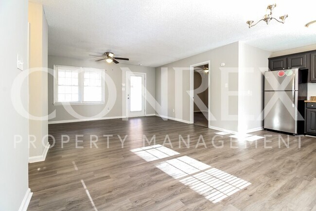 Building Photo - Gorgeous 3 Bedroom