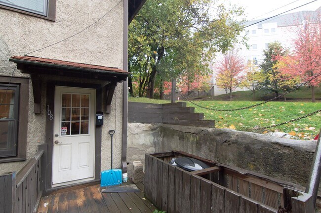 Building Photo - Room for Rent in 5 Bedroom House