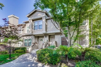 Building Photo - Large, Bright Sunnyvale Townhome near Border of Mountain View