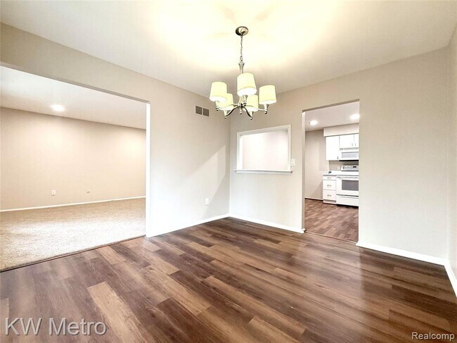 Building Photo - 27654 Echo Valley W