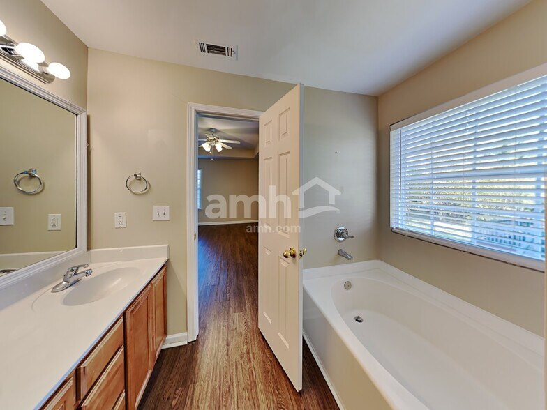 Building Photo - 1308 Chapman Ct