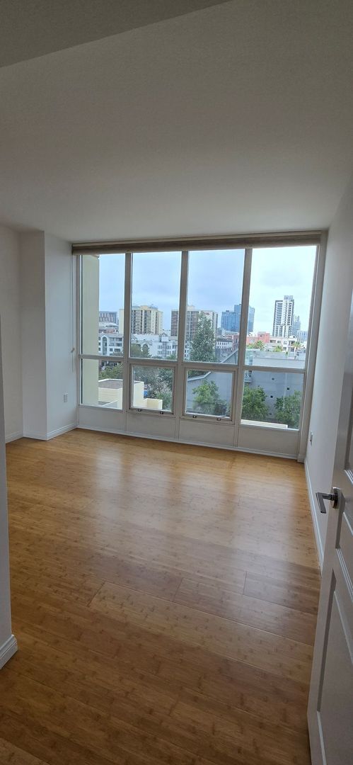 Building Photo - Modern 2 Bed, 2 Bath Condo in the Heart of...