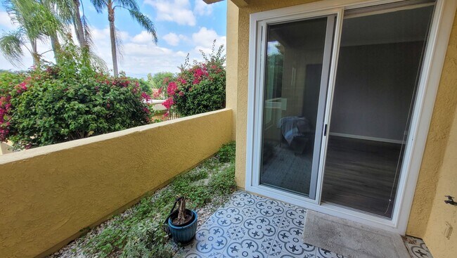 Building Photo - Downstairs 2 Bed 2 Bath Condo in Gated Community!