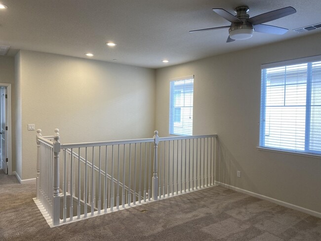 Building Photo - 3925 Lookout Dr