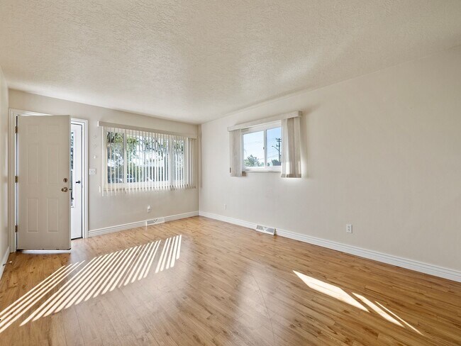Building Photo - Charming 2-Bed, 1-Bath Duplex in Greeley, CO!