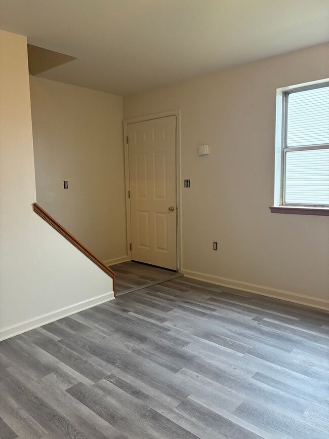 Building Photo - 2 Bedroom Townhouse