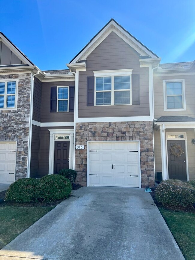 Building Photo - Upscale 3BR 2.5BA Townhome in Blackman!