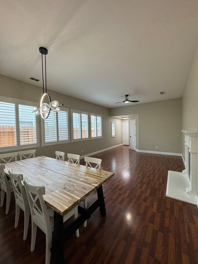 Building Photo - Beautiful home located in a desirable Rose...