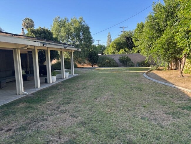 Building Photo - Stockdale Country Club 3 Bedroom Home with Paid Solar, Sunroom, RV Parking, and Ample Storage