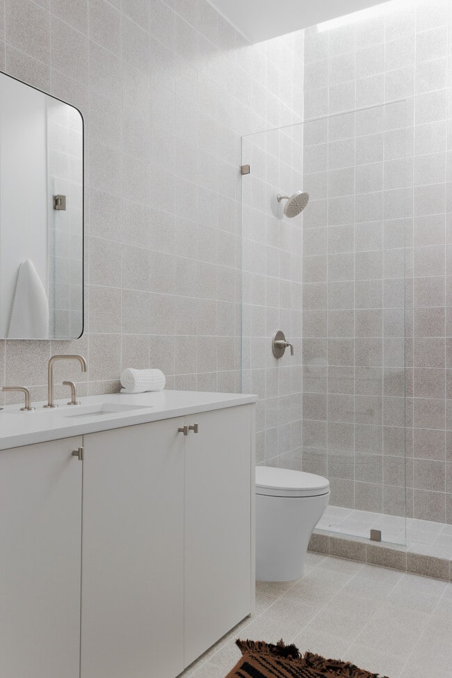 Building Photo - 5205 Scenic View Dr