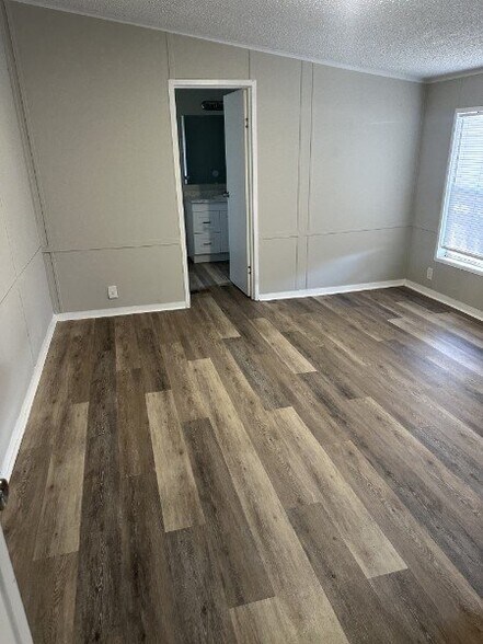 Building Photo - 1221 N Valrico Rd