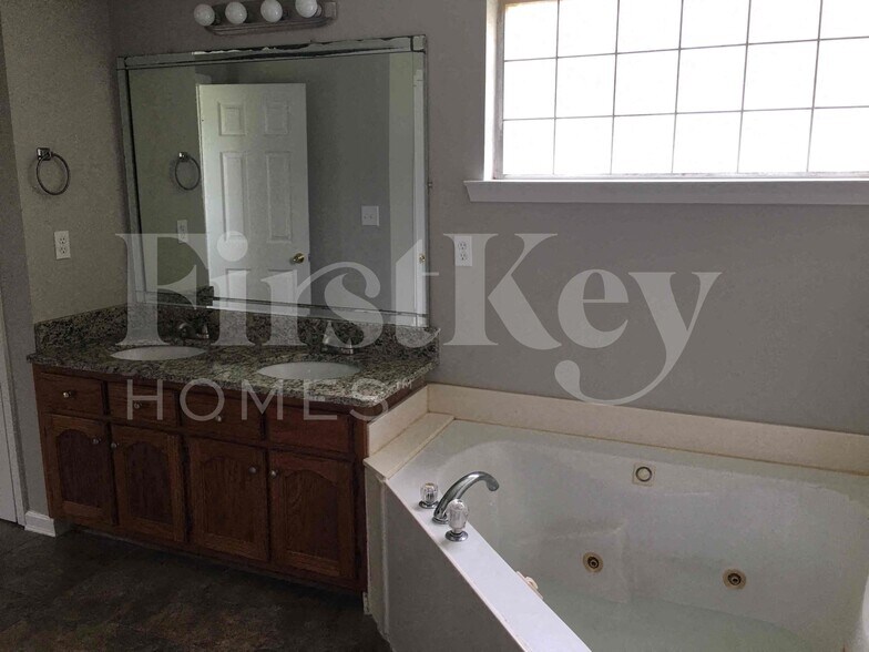 Building Photo - 7601 Broken Hickory Dr