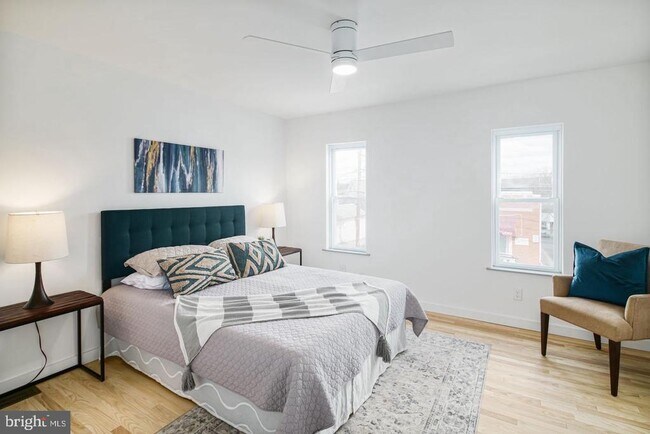 Building Photo - 320 Iona Ave