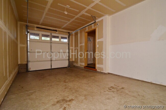 Building Photo - Spacious SE Portland 3 Bedroom Townhouse In Powellhurst-Gilbert Neighborhood