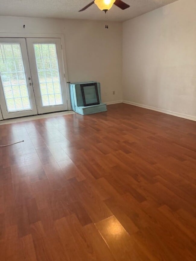 Building Photo - 2 Bedroom 1 Bath Duplex