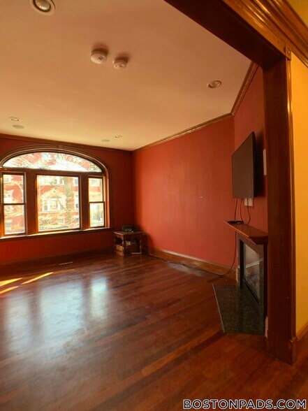 Building Photo - 9 Strathmore Rd