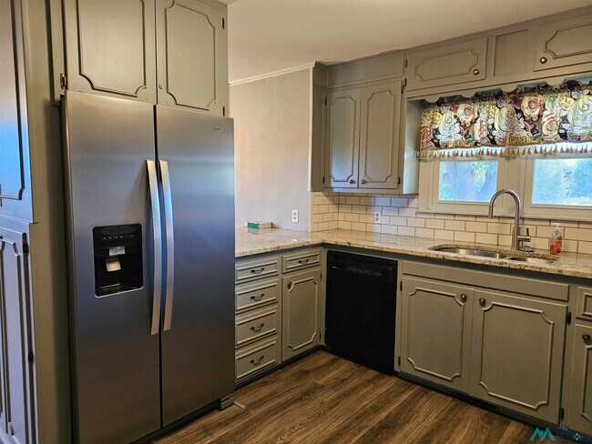 Building Photo - 1801 Eastridge Dr