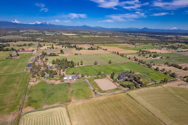 Building Photo - Stunning Tumalo Estate-6 Bed - 7.5 Bath ov...