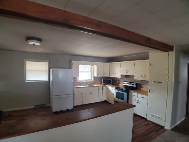 Kitchen - 604 Walnut Ridge St