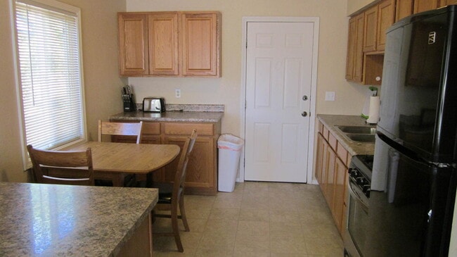 Building Photo - Lovely Fully Furnished 2 bed, 1 bath home