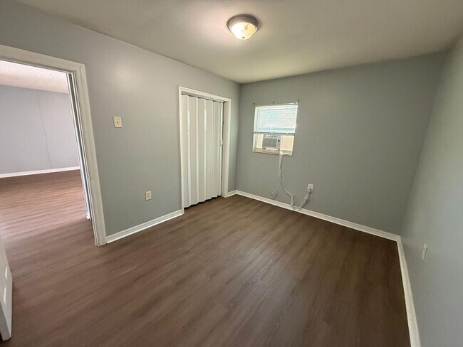 Building Photo - 1405 Lotela Ave