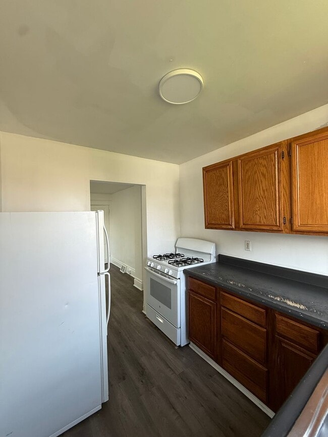 Building Photo - 2-Bedroom Home with Fenced Yard – Minutes from Downtown Pittsburgh