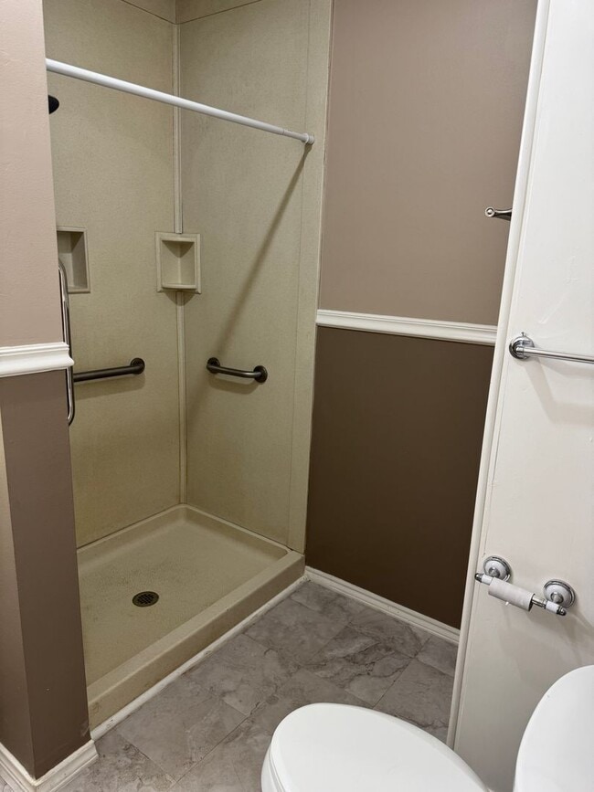 Building Photo - 2-bed/1-bath Downstairs unit!
