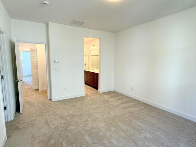 Building Photo - Modern & Luxurious Ryan Terrace Townhouse ...