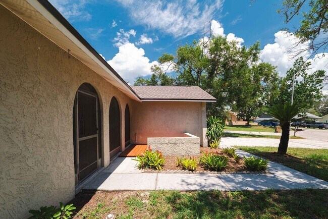 Building Photo - 7504 N Sanibel Cir