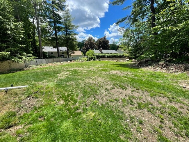 Building Photo - Spacious 4 Bed / 3 Bath Single-Family Home...