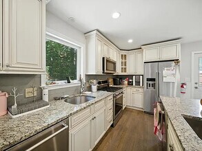 Building Photo - Beautifully renovated 4-bedroom, 4-bath re...