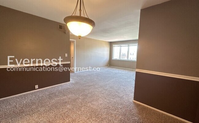 Building Photo - 452 W 104th St