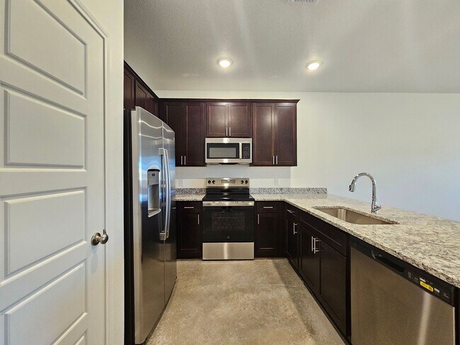 Building Photo - 644 Pacific Crest Trl