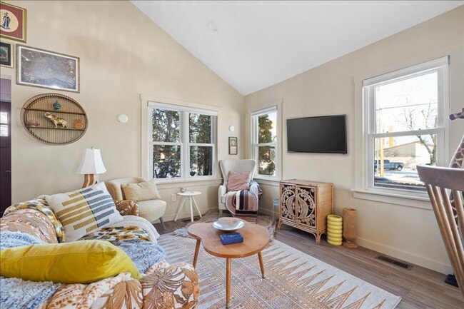 Building Photo - Stunning 4BR/2.5BA Home in Prime West End Location - 2 Car Garage!!