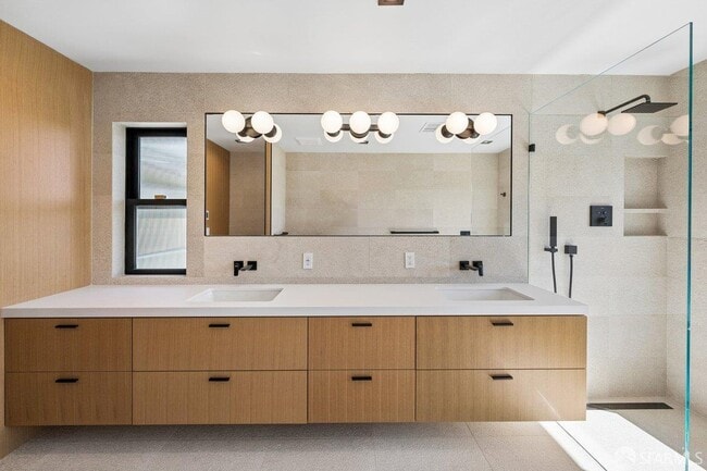 Building Photo - 1435 Lakeview Dr