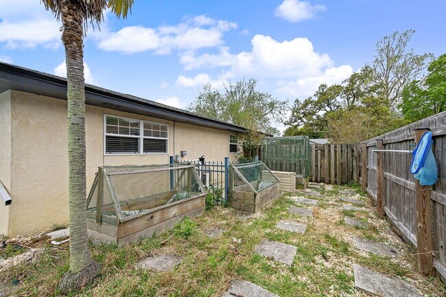 Building Photo - 6 Pinehurst Dr