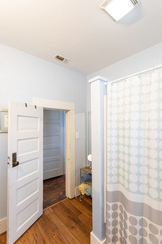 Building Photo - Spacious Home ready for a new family!