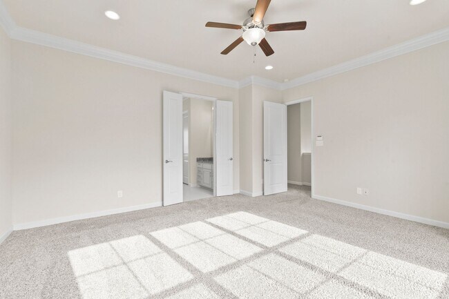 Building Photo - Elegant 3-Bedroom Home in Gated Inner Loop...