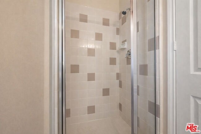 Building Photo - 37 Shoreline Dr