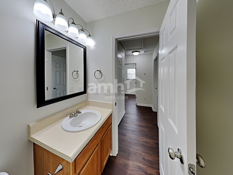 Building Photo - 3601 Edgeview Dr