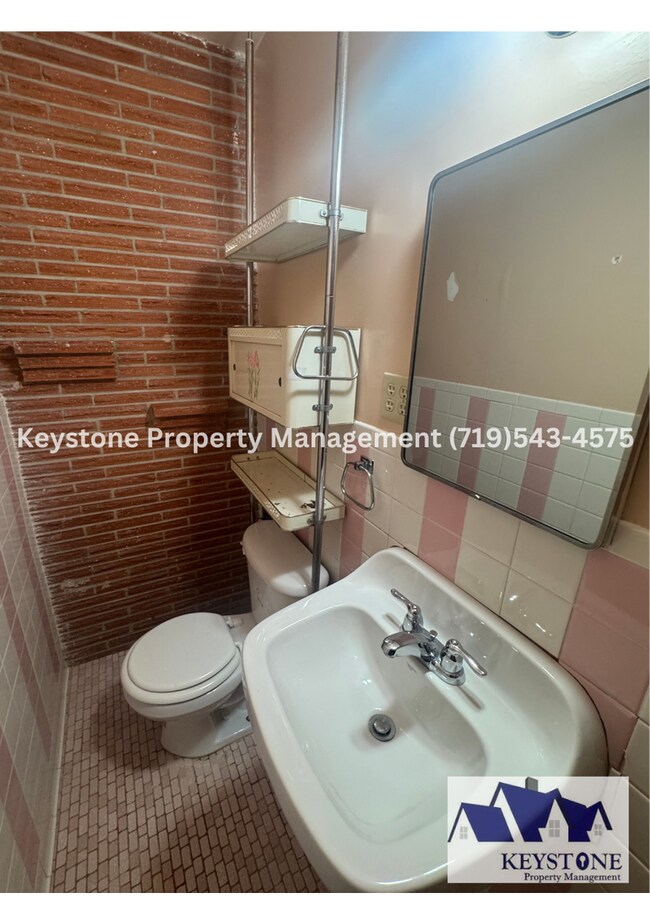 Building Photo - St. Charles Mesa! Spacious 4 Bedroom/1.5 B...