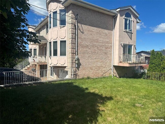 Building Photo - 501 7th St
